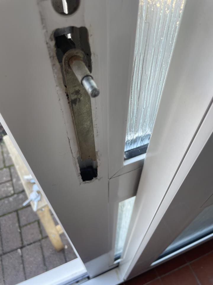 mobile locksmith repairs and replaces a door lock